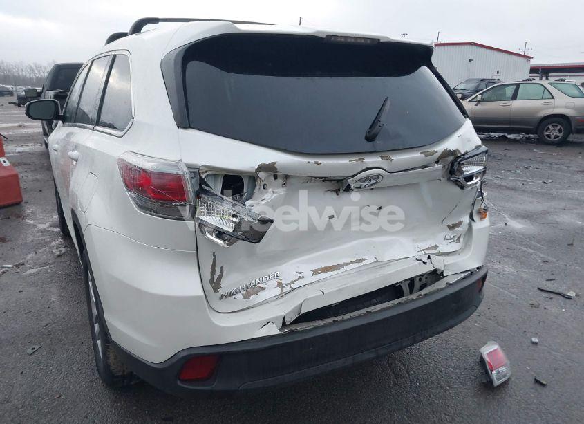Photo 6 of 2015 Toyota Highlander LE V6 (VIN 5TDZKRFH5FS092733)