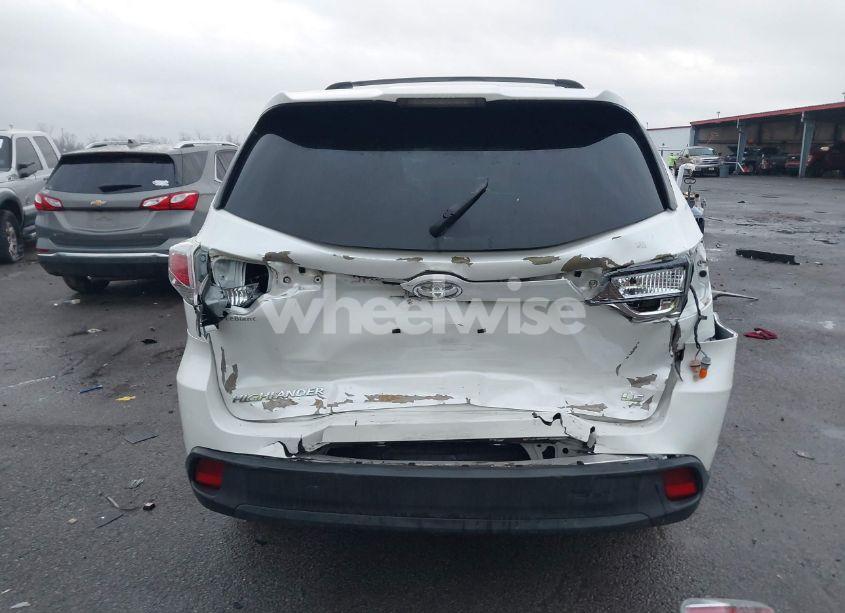 Photo 8 of 2015 Toyota Highlander LE V6 (VIN 5TDZKRFH5FS092733)