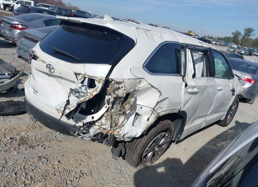 Photo 4 of 2015 Toyota Highlander LE PLUS V6 (VIN 5TDZKRFH6FS043069)