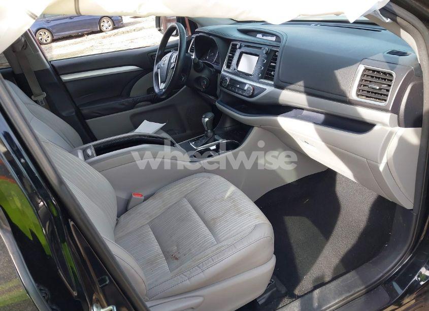 Photo 5 of 2015 Toyota Highlander LE PLUS V6 (VIN 5TDZKRFH7FS055781)