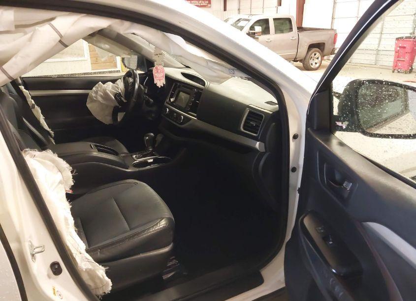 Photo 5 of 2015 Toyota Highlander LE PLUS V6 (VIN 5TDZKRFH7FS103070)