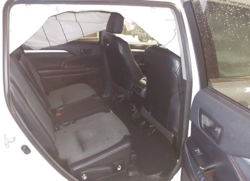 Photo 8 of 2015 Toyota Highlander LE PLUS V6 (VIN 5TDZKRFH7FS103070)