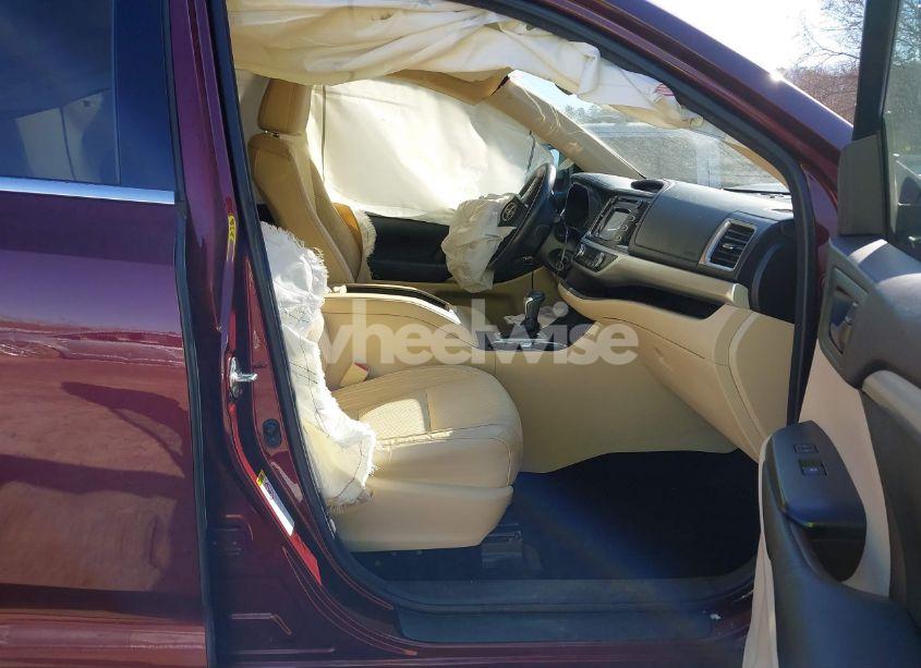 Photo 5 of 2015 Toyota Highlander LE PLUS V6 (VIN 5TDZKRFH7FS108334)