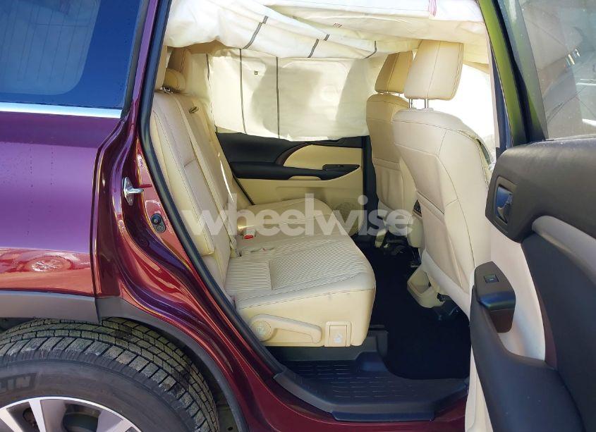 Photo 8 of 2015 Toyota Highlander LE PLUS V6 (VIN 5TDZKRFH7FS108334)