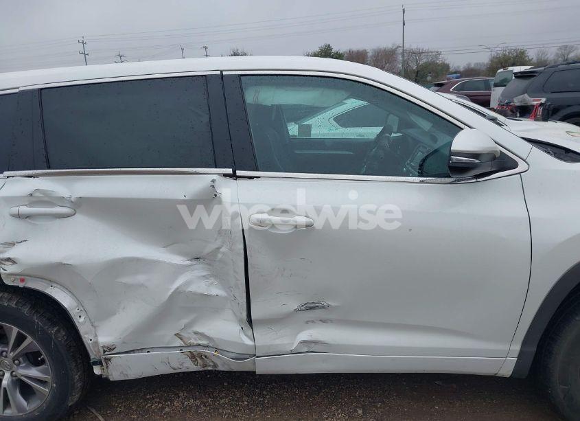 Photo 13 of 2015 Toyota Highlander LE PLUS V6 (VIN 5TDZKRFH7FS112996)