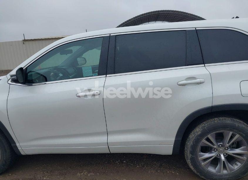 Photo 14 of 2015 Toyota Highlander LE PLUS V6 (VIN 5TDZKRFH7FS112996)