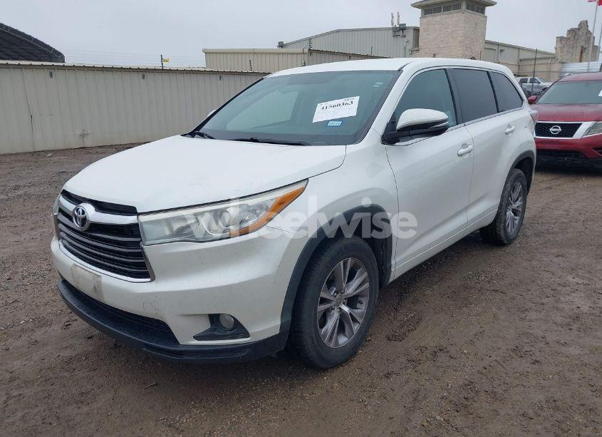Photo 2 of 2015 Toyota Highlander LE PLUS V6 (VIN 5TDZKRFH7FS112996)