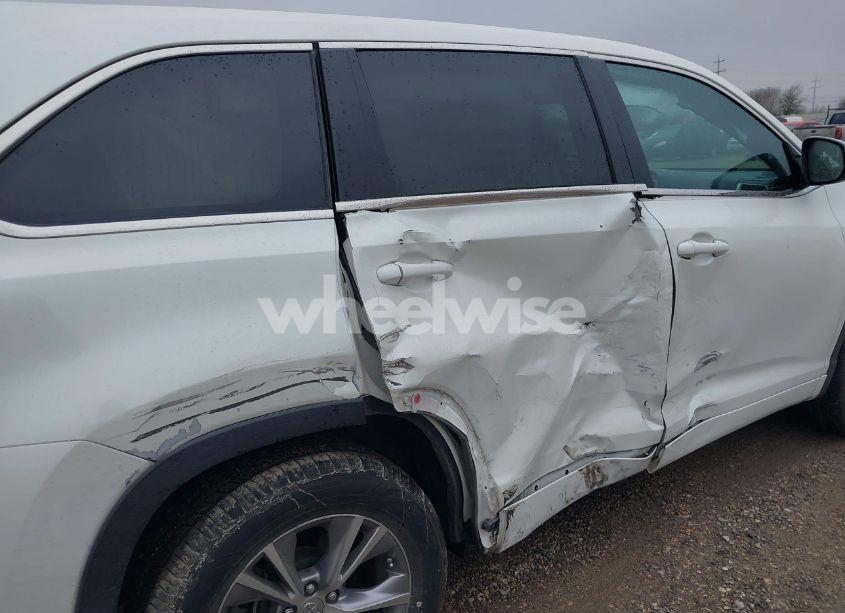 Photo 6 of 2015 Toyota Highlander LE PLUS V6 (VIN 5TDZKRFH7FS112996)