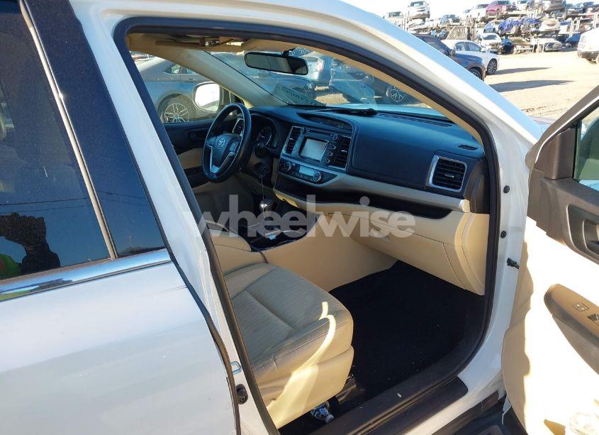 Photo 5 of 2014 Toyota Highlander LE PLUS V6 (VIN 5TDZKRFH8ES009889)