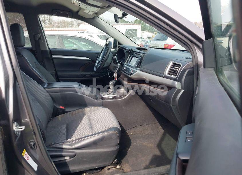 Photo 5 of 2015 Toyota Highlander LE PLUS V6 (VIN 5TDZKRFH8FS040335)