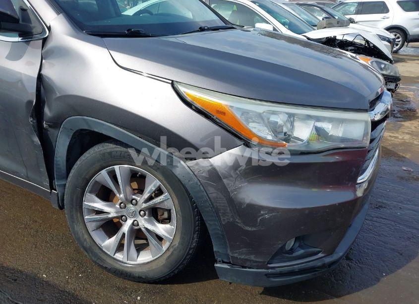 Photo 6 of 2015 Toyota Highlander LE PLUS V6 (VIN 5TDZKRFH8FS040335)