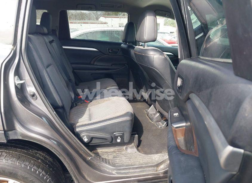 Photo 8 of 2015 Toyota Highlander LE PLUS V6 (VIN 5TDZKRFH8FS040335)