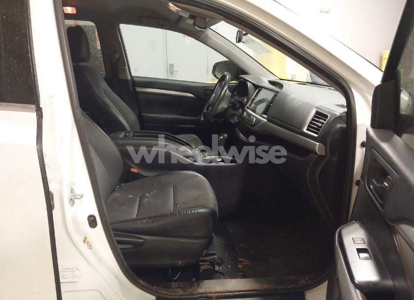 Photo 5 of 2016 Toyota Highlander LE PLUS V6 (VIN 5TDZKRFH8GS158614)