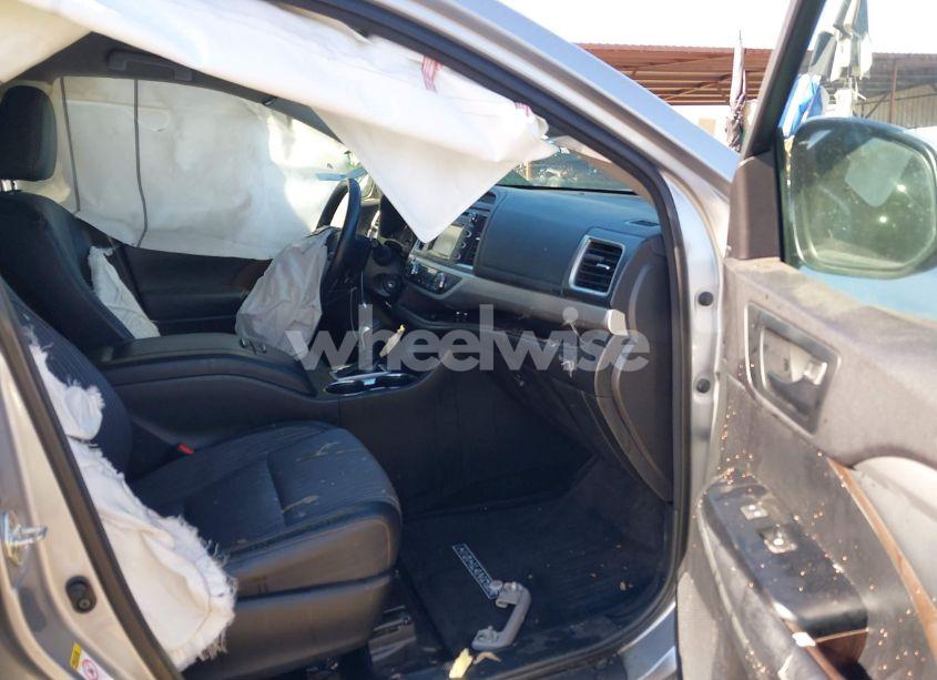 Photo 5 of 2014 Toyota Highlander LE PLUS V6 (VIN 5TDZKRFH9ES029472)