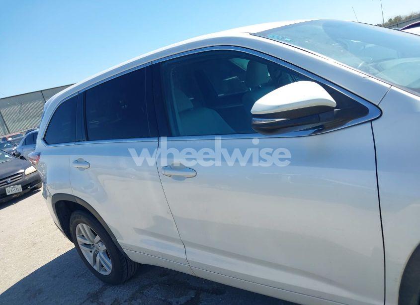 Photo 13 of 2015 Toyota Highlander LE V6 (VIN 5TDZKRFH9FS099524)