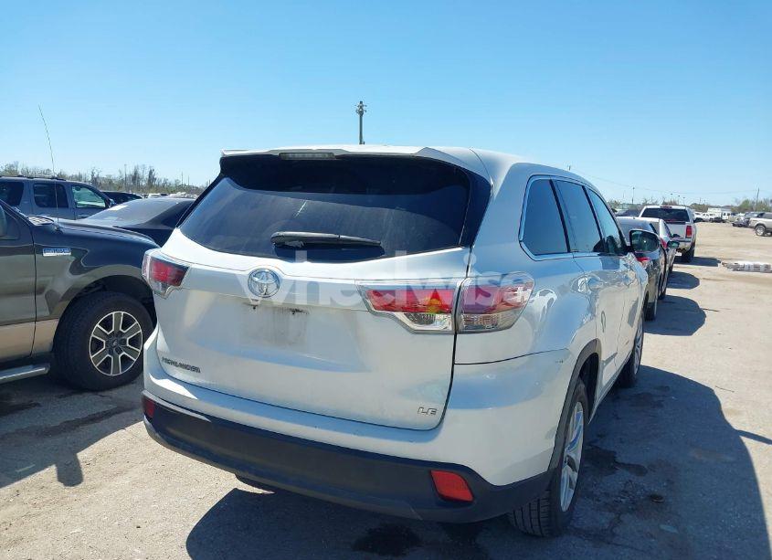 Photo 4 of 2015 Toyota Highlander LE V6 (VIN 5TDZKRFH9FS099524)