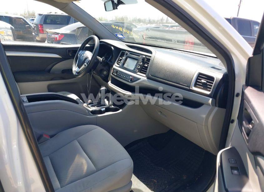 Photo 5 of 2015 Toyota Highlander LE V6 (VIN 5TDZKRFH9FS099524)