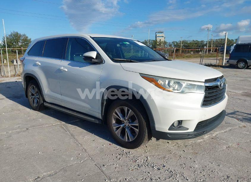 2015 Toyota Highlander LE PLUS V6 (VIN 5TDZKRFH9FS117066) main photo