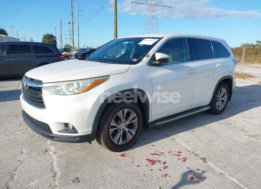 Photo 2 of 2015 Toyota Highlander LE PLUS V6 (VIN 5TDZKRFH9FS117066)