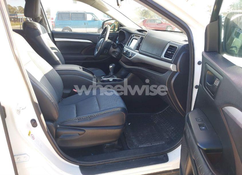 Photo 5 of 2015 Toyota Highlander LE PLUS V6 (VIN 5TDZKRFH9FS117066)