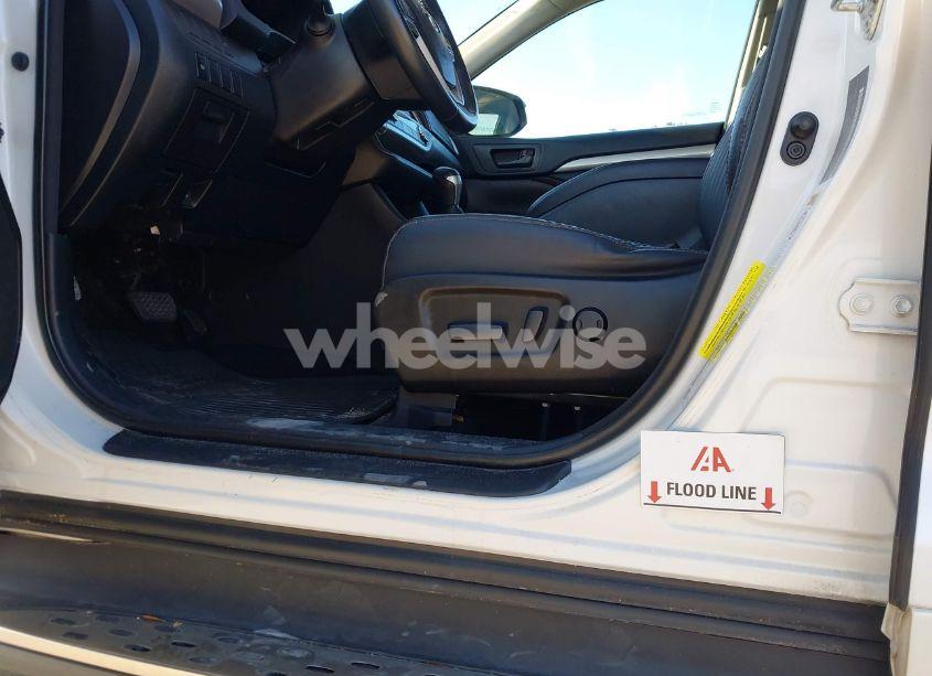 Photo 6 of 2015 Toyota Highlander LE PLUS V6 (VIN 5TDZKRFH9FS117066)