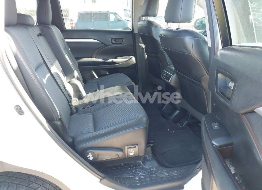 Photo 8 of 2015 Toyota Highlander LE PLUS V6 (VIN 5TDZKRFH9FS117066)