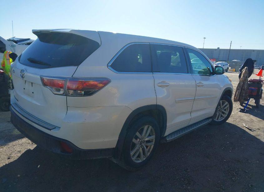Photo 4 of 2016 Toyota Highlander LE V6 (VIN 5TDZKRFH9GS177379)