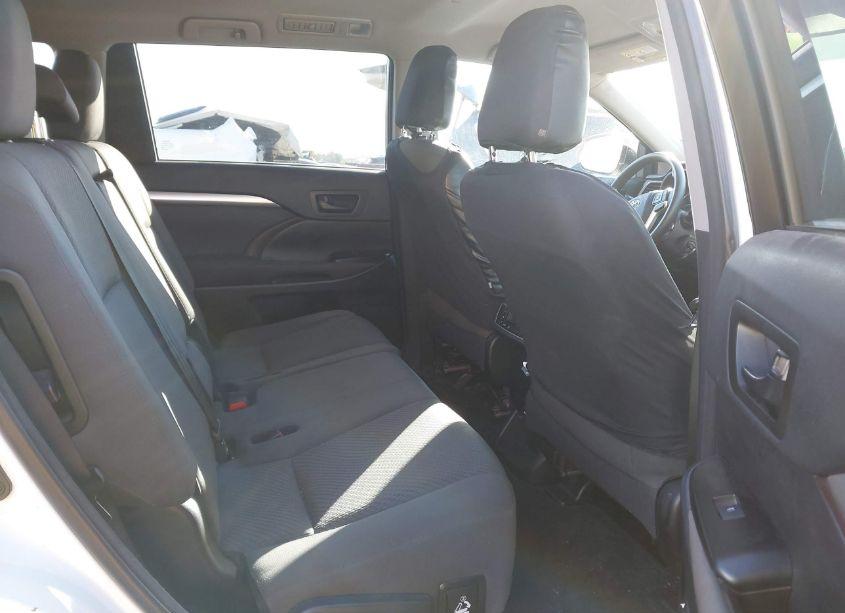 Photo 8 of 2016 Toyota Highlander LE V6 (VIN 5TDZKRFH9GS177379)