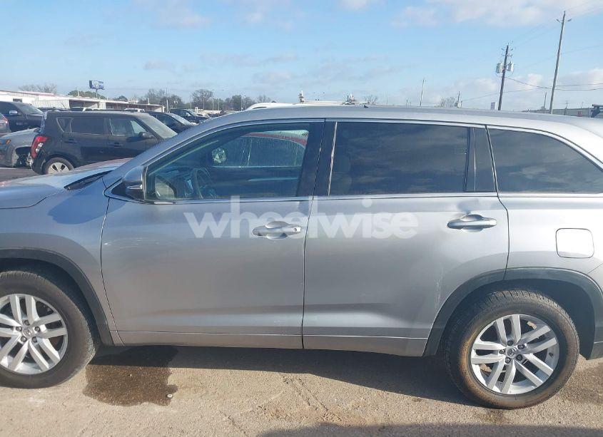 Photo 14 of 2015 Toyota Highlander LE V6 (VIN 5TDZKRFHXFS055290)