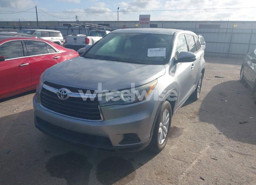 Photo 2 of 2015 Toyota Highlander LE V6 (VIN 5TDZKRFHXFS055290)