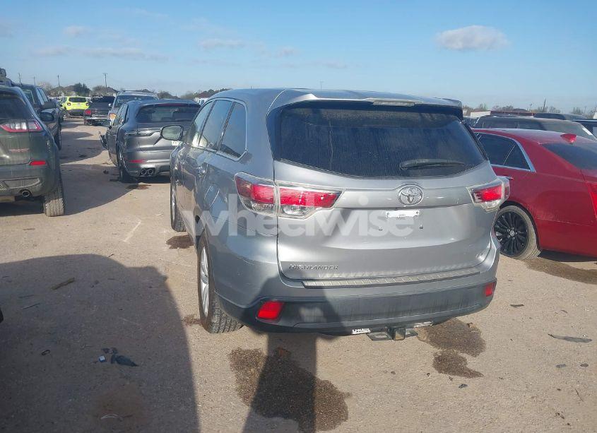 Photo 3 of 2015 Toyota Highlander LE V6 (VIN 5TDZKRFHXFS055290)