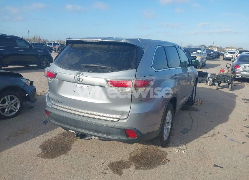 Photo 4 of 2015 Toyota Highlander LE V6 (VIN 5TDZKRFHXFS055290)