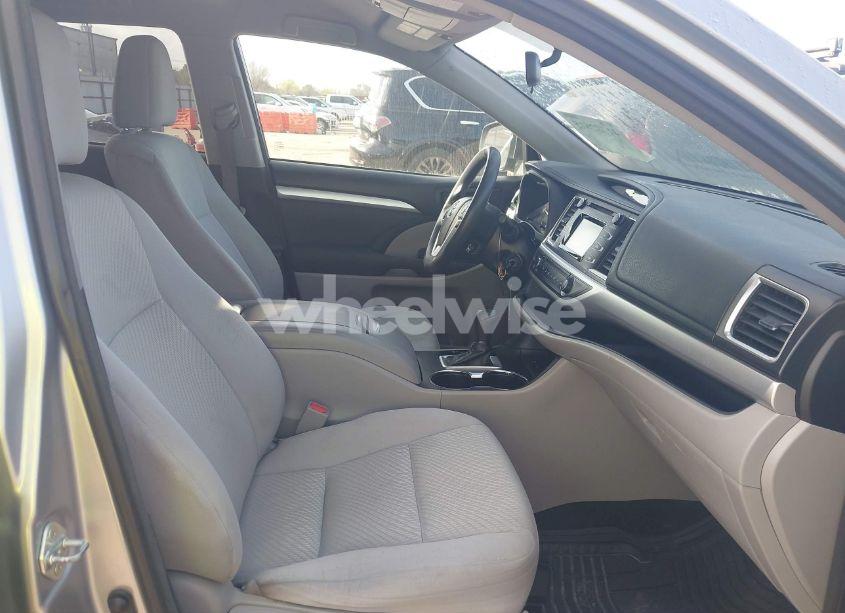 Photo 5 of 2015 Toyota Highlander LE V6 (VIN 5TDZKRFHXFS055290)