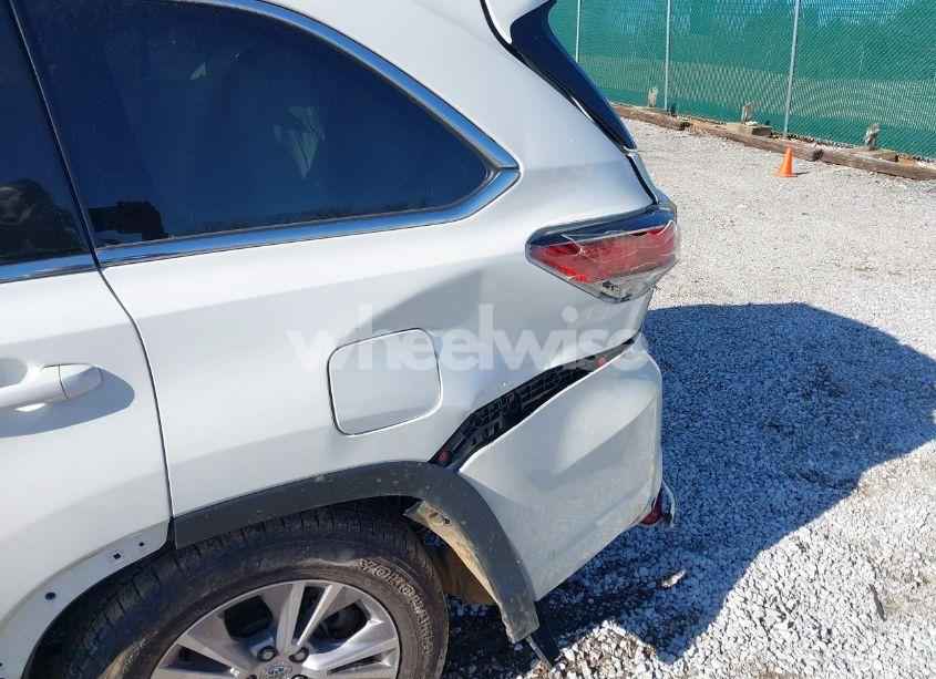 Photo 14 of 2015 Toyota Highlander LE PLUS V6 (VIN 5TDZKRFHXFS112068)