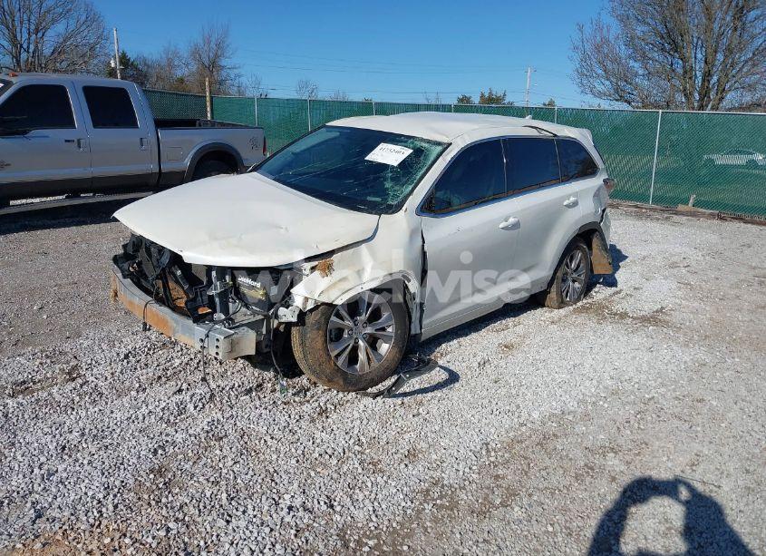 Photo 2 of 2015 Toyota Highlander LE PLUS V6 (VIN 5TDZKRFHXFS112068)