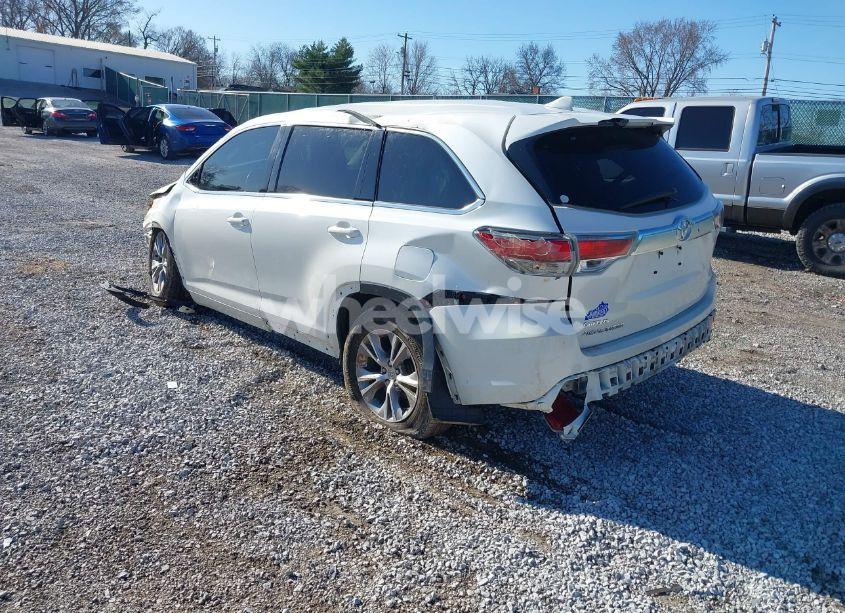 Photo 3 of 2015 Toyota Highlander LE PLUS V6 (VIN 5TDZKRFHXFS112068)