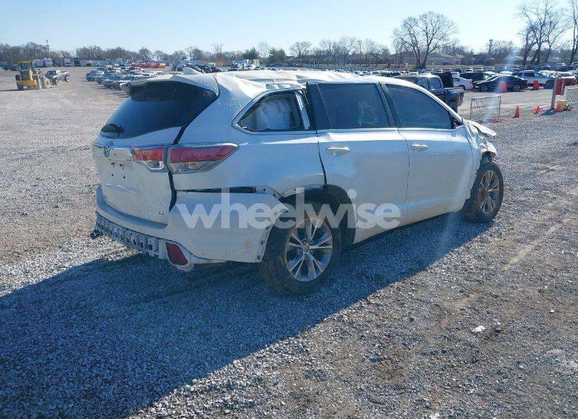 Photo 4 of 2015 Toyota Highlander LE PLUS V6 (VIN 5TDZKRFHXFS112068)