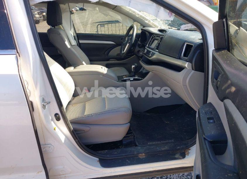 Photo 5 of 2015 Toyota Highlander LE PLUS V6 (VIN 5TDZKRFHXFS112068)