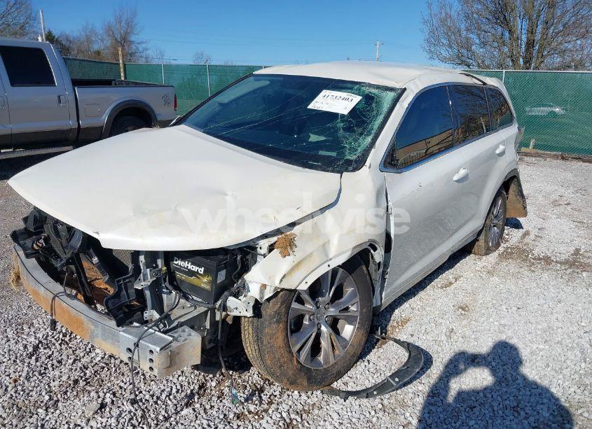 Photo 6 of 2015 Toyota Highlander LE PLUS V6 (VIN 5TDZKRFHXFS112068)