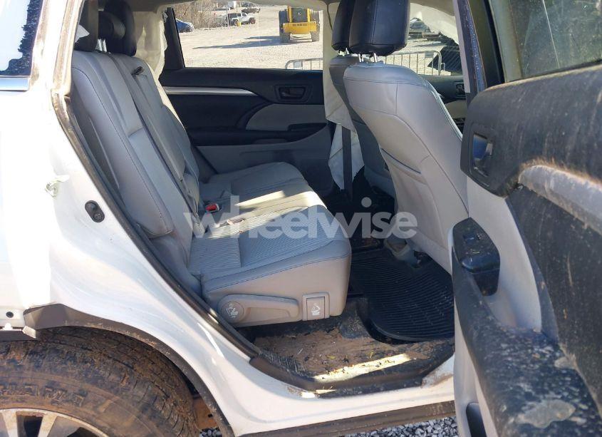 Photo 8 of 2015 Toyota Highlander LE PLUS V6 (VIN 5TDZKRFHXFS112068)