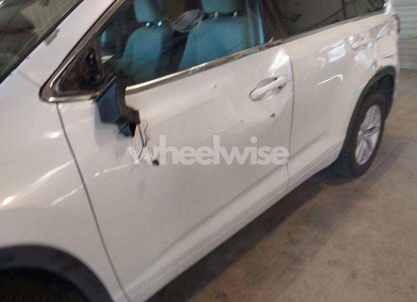 Photo 12 of 2016 Toyota Highlander LE V6 (VIN 5TDZKRFHXGS144567)