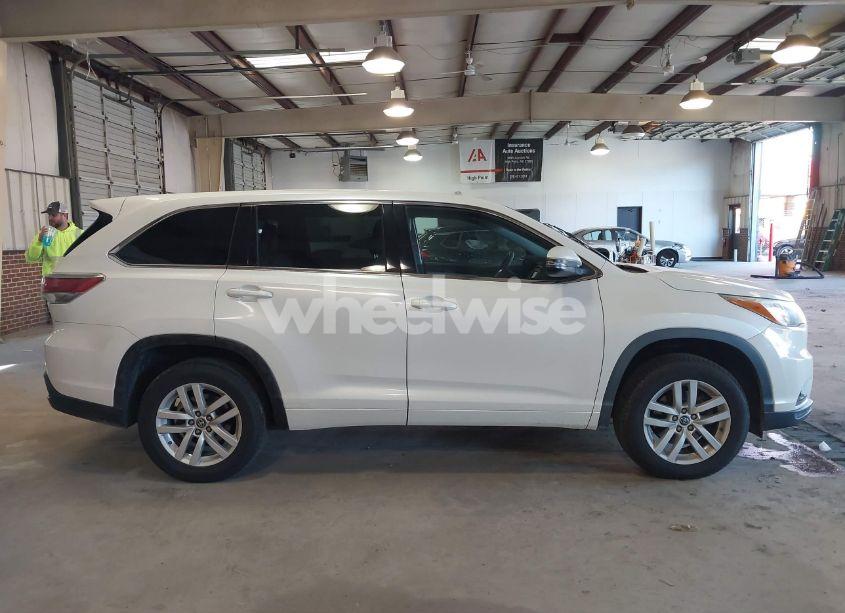 Photo 14 of 2016 Toyota Highlander LE V6 (VIN 5TDZKRFHXGS144567)