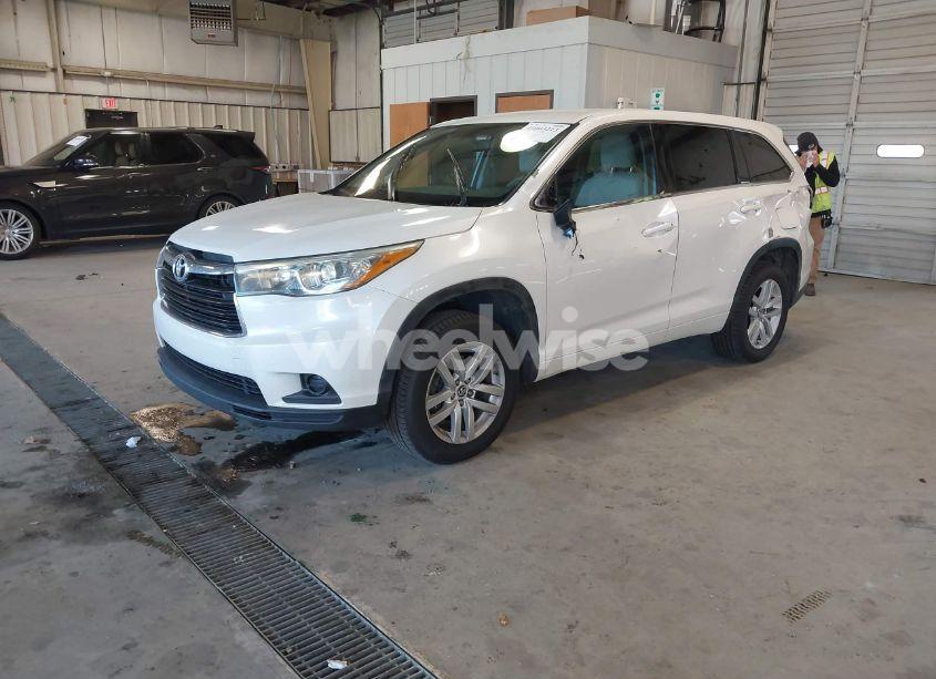 Photo 2 of 2016 Toyota Highlander LE V6 (VIN 5TDZKRFHXGS144567)