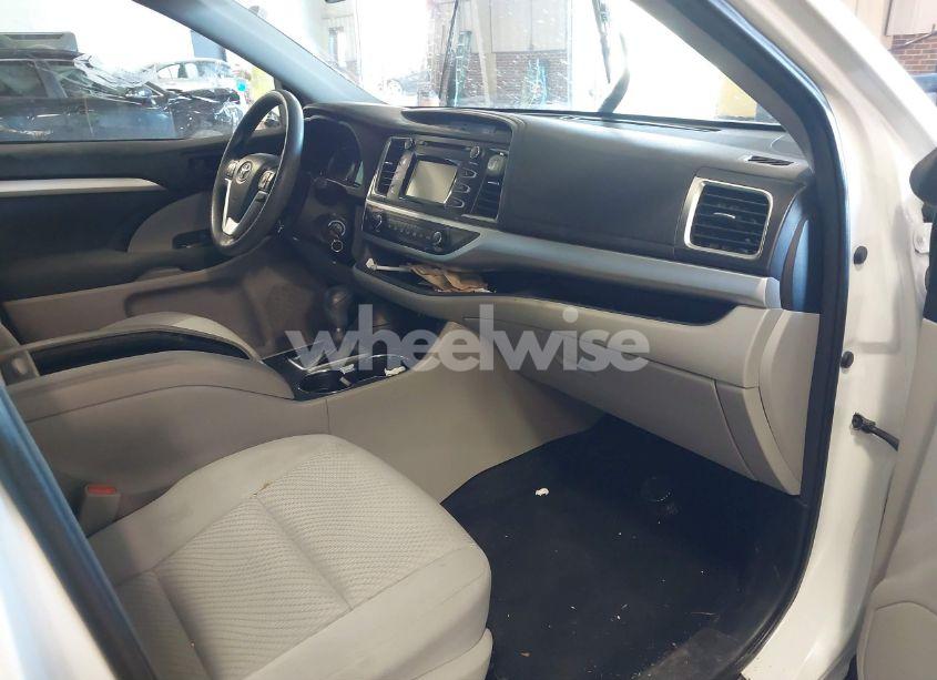 Photo 5 of 2016 Toyota Highlander LE V6 (VIN 5TDZKRFHXGS144567)