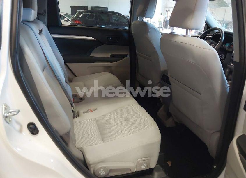 Photo 8 of 2016 Toyota Highlander LE V6 (VIN 5TDZKRFHXGS144567)