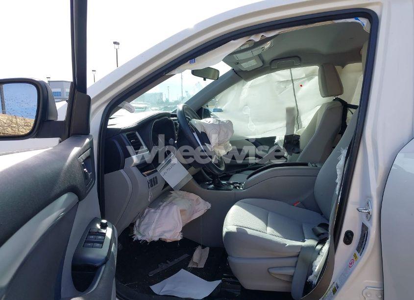 Photo 5 of 2016 Toyota Highlander LE V6 (VIN 5TDZKRFHXGS159909)