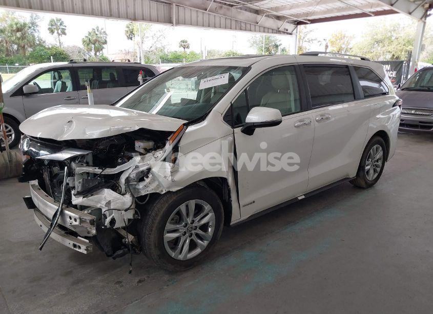 Photo 2 of 2021 Toyota Sienna LIMITED (VIN 5TDZRKEC0MS026922)