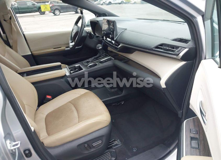 Photo 5 of 2021 Toyota Sienna LIMITED (VIN 5TDZRKEC0MS068099)