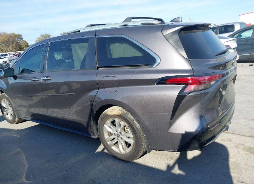 Photo 15 of 2022 Toyota Sienna LIMITED (VIN 5TDZRKEC0NS092324)