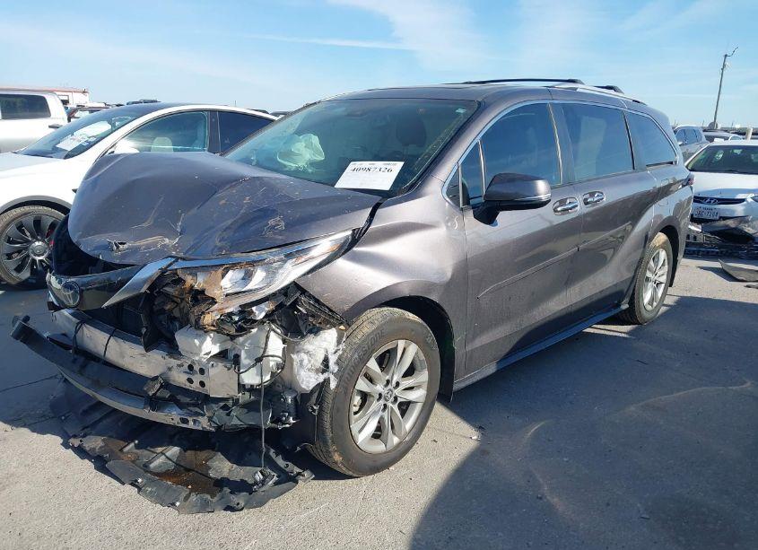 Photo 2 of 2022 Toyota Sienna LIMITED (VIN 5TDZRKEC0NS092324)